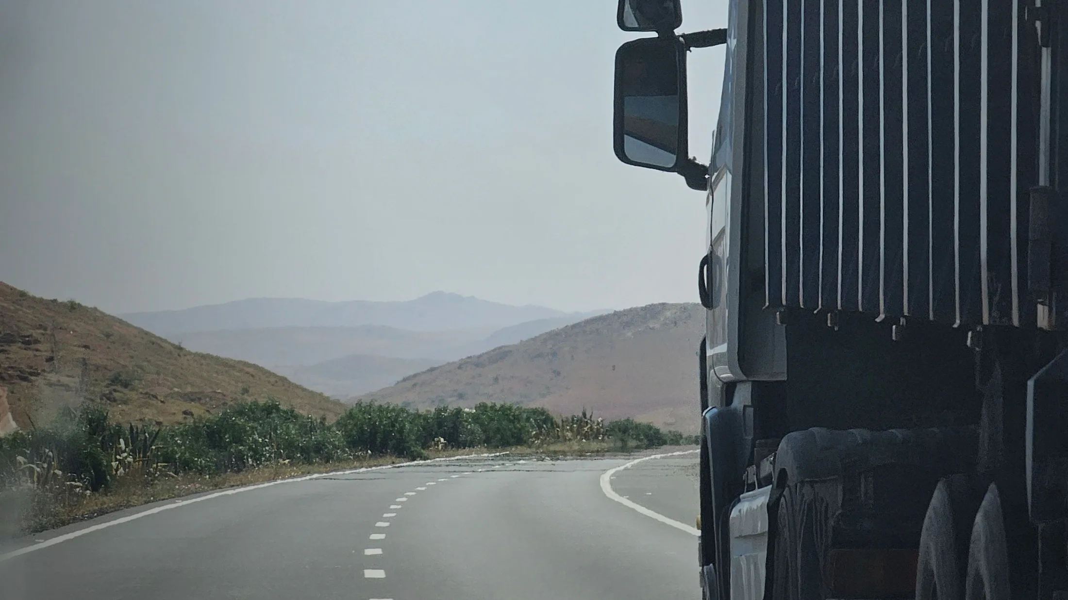 Lastzug auf der Autobahn